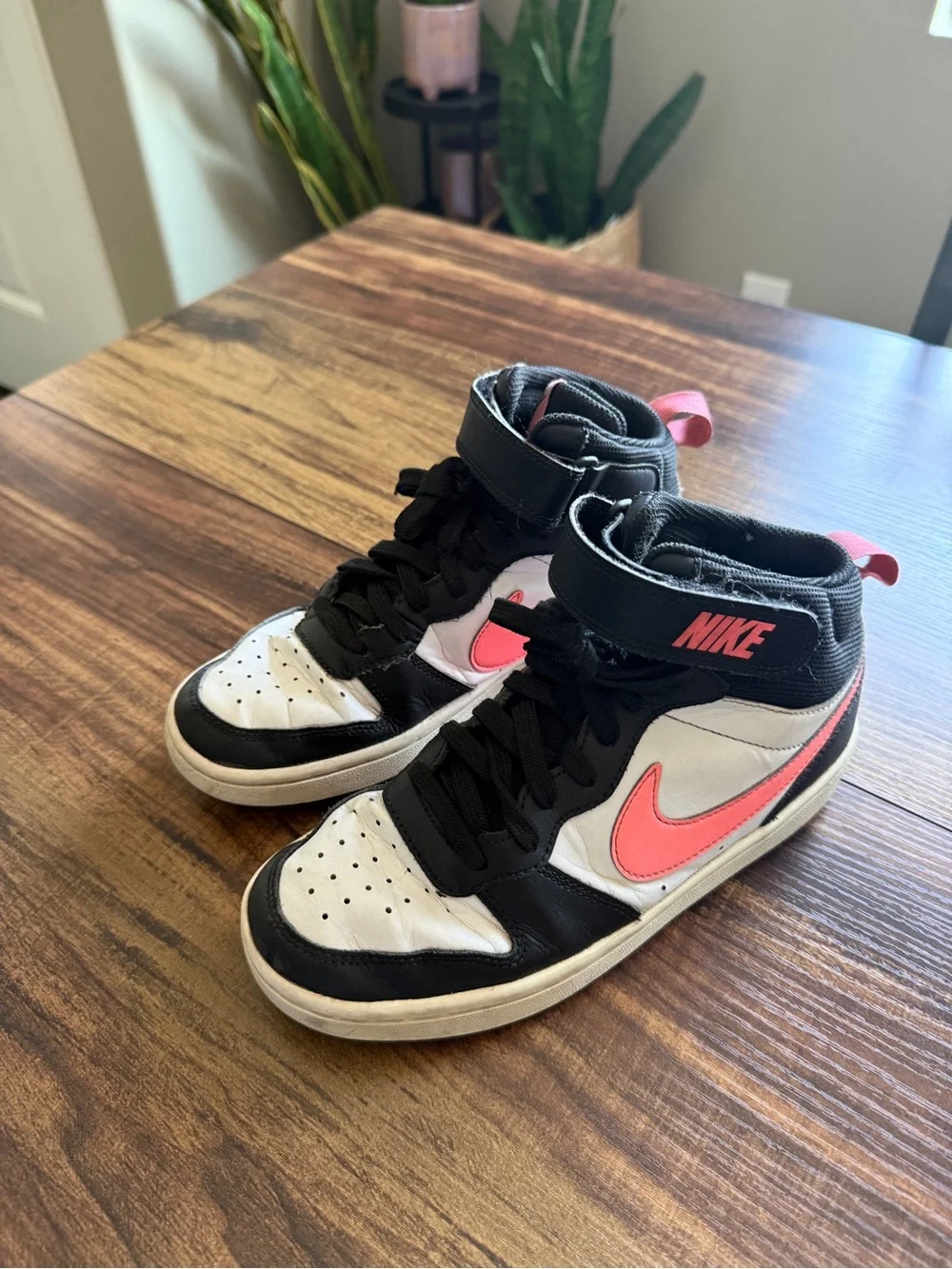 Nike Kids High-Top dunks Sneakers in White, Black & Pink